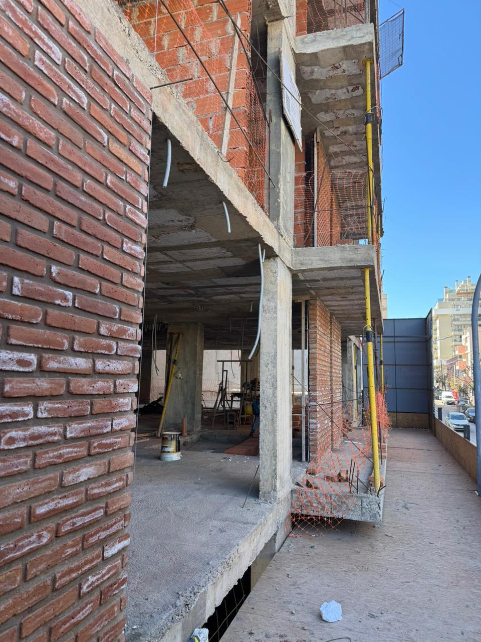Guarida X — avance de obra: planta baja y locales
