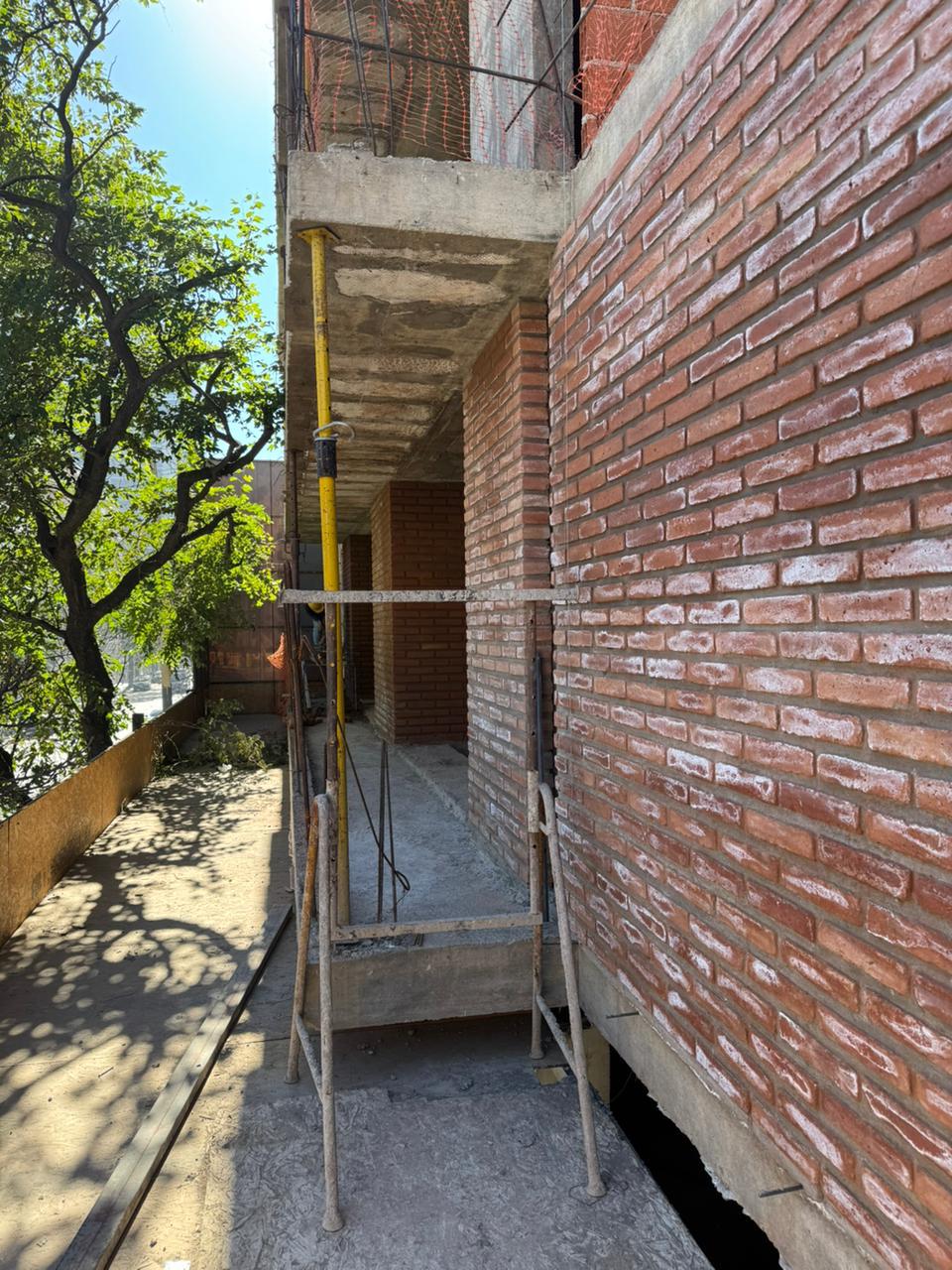 Guarida X — avance de obra: mampostería de ladrillo visto